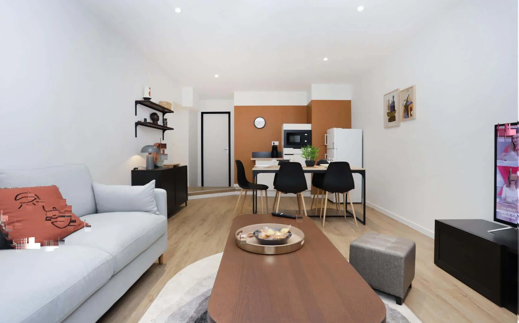 Quarto acessível para estudantes com iluminação ampla em