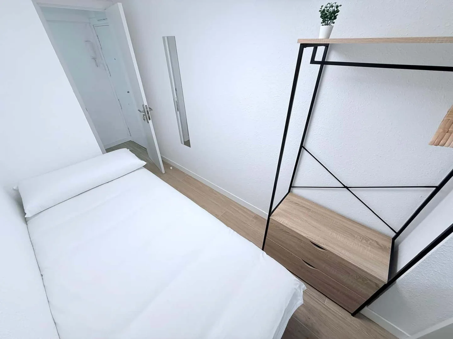 Habitación estudiantil luminosa y aireada con fácil acceso a la universidad en 