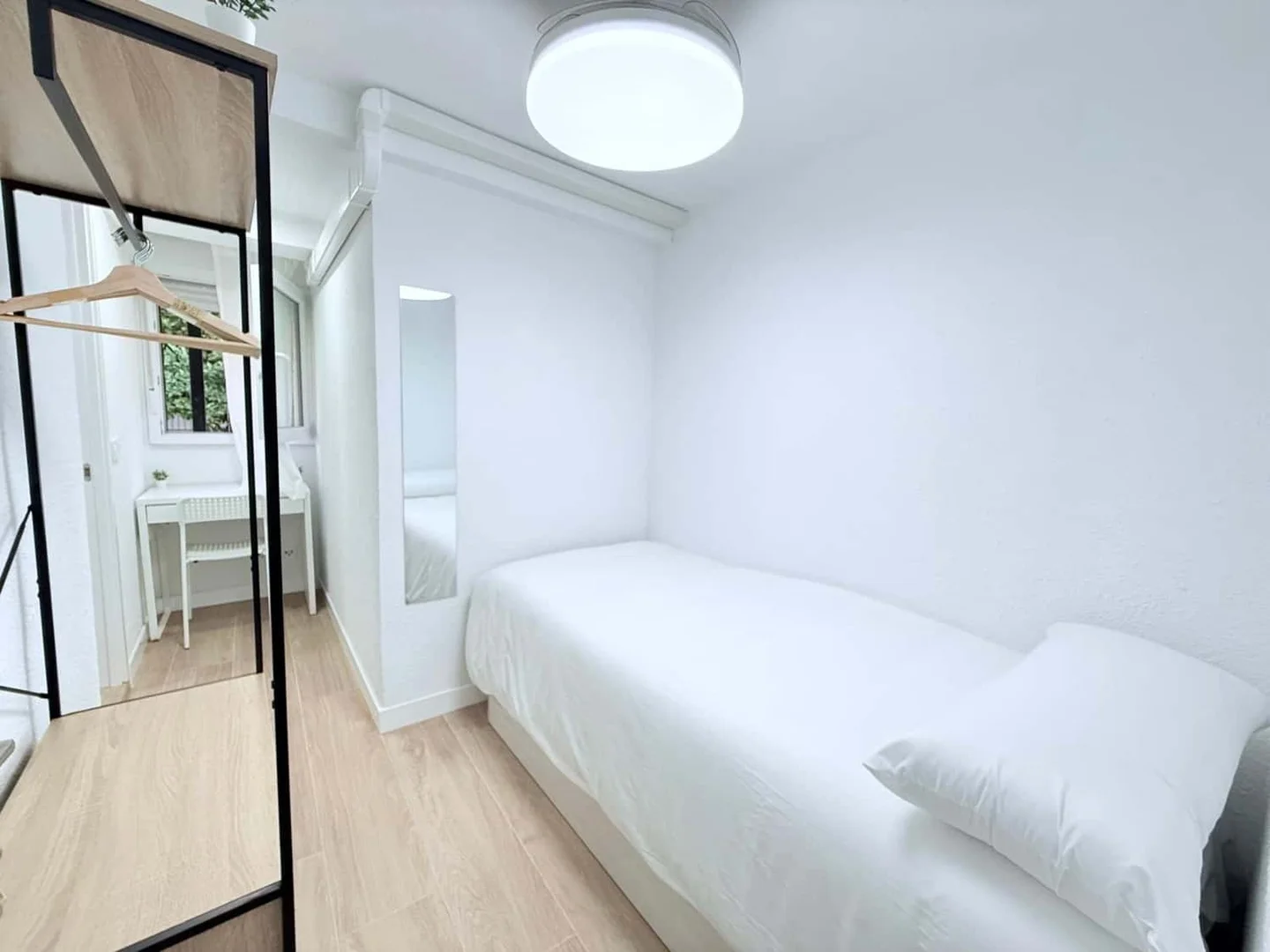 Habitación estudiantil funcional perfecta para estudiar en 