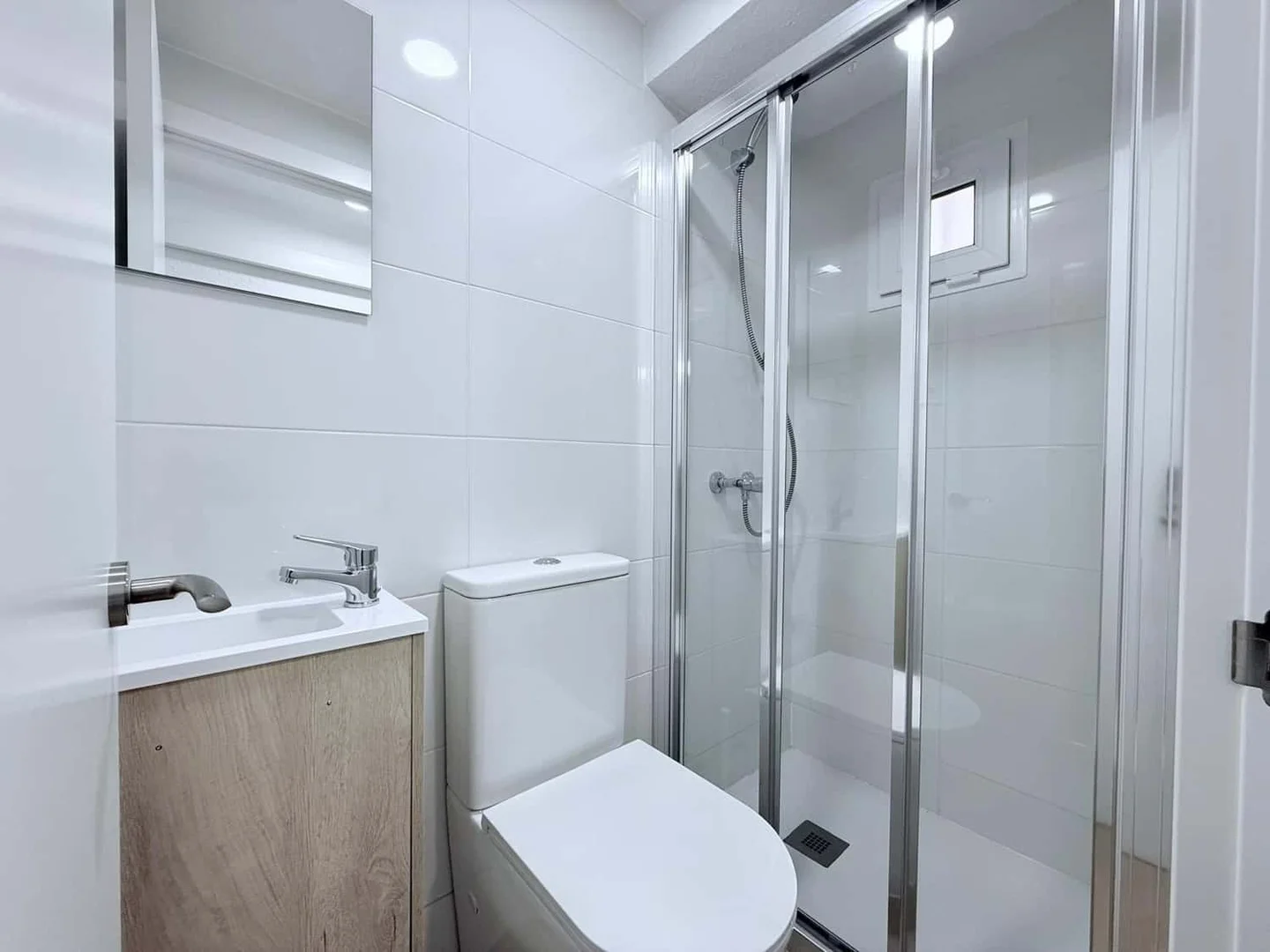 Habitación estudiantil funcional perfecta para estudiar en 