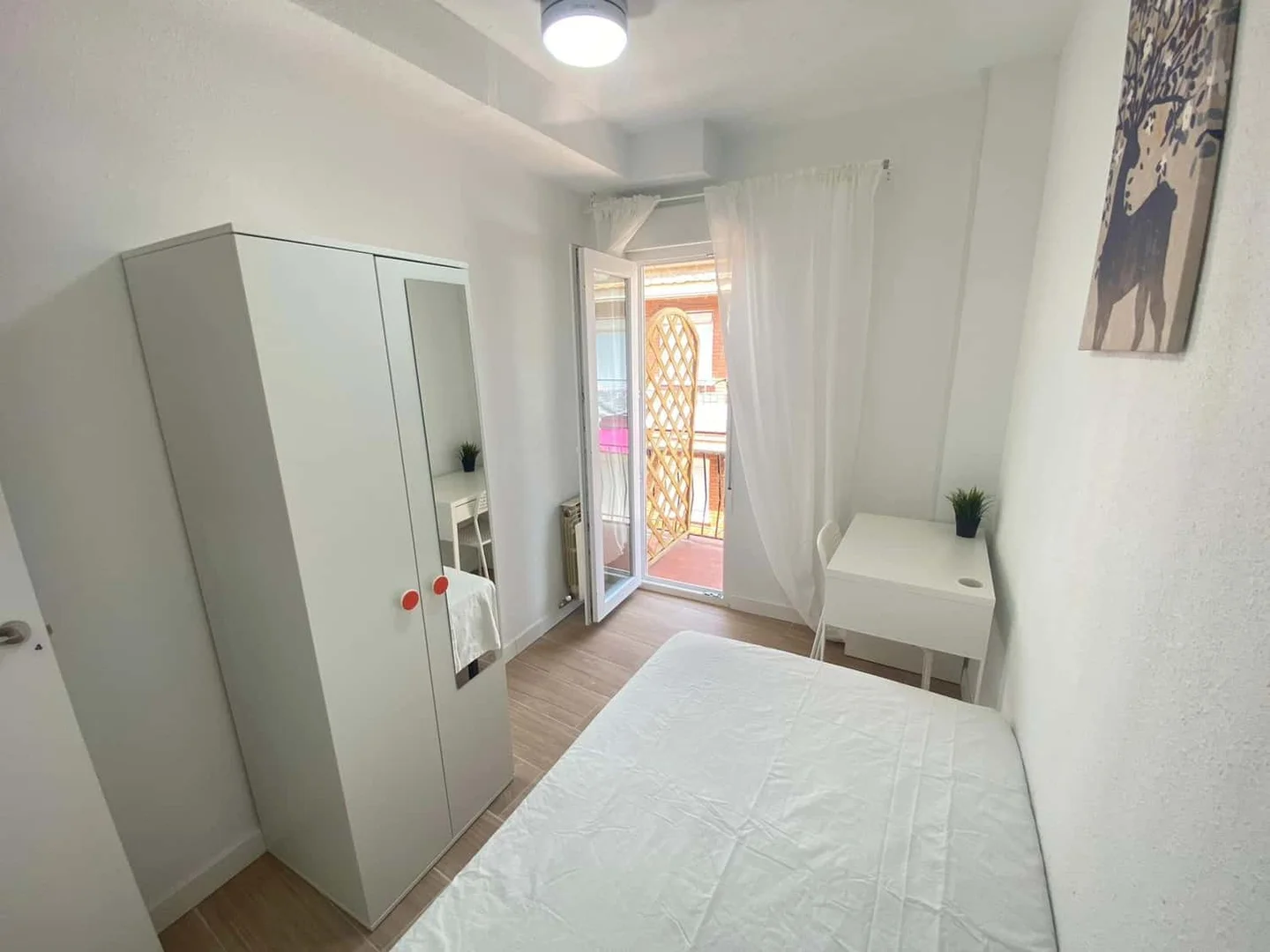 Funktionelles Studentenzimmer perfekt zum Studieren in 