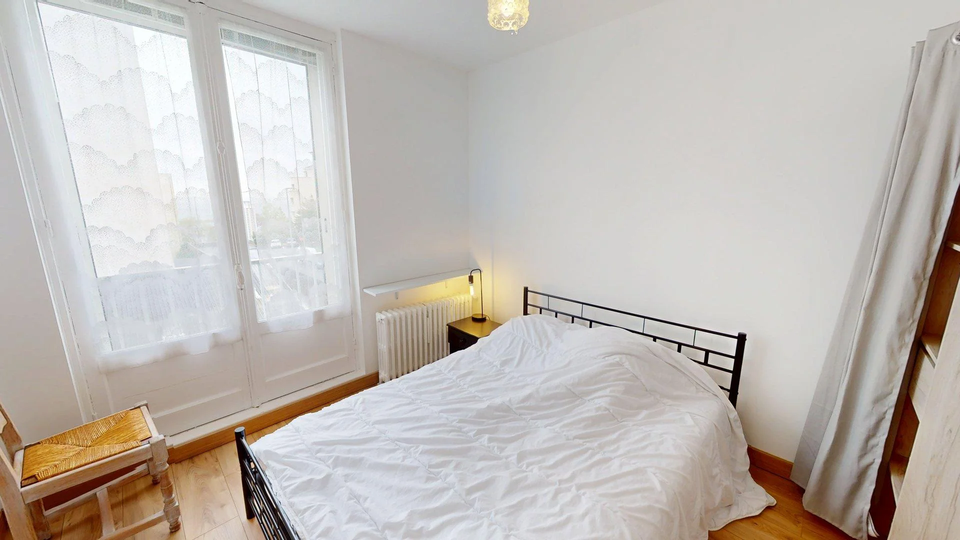 Studentenzimmer in  mit Arbeitsbereich und Gemeinschaftseinrichtungen