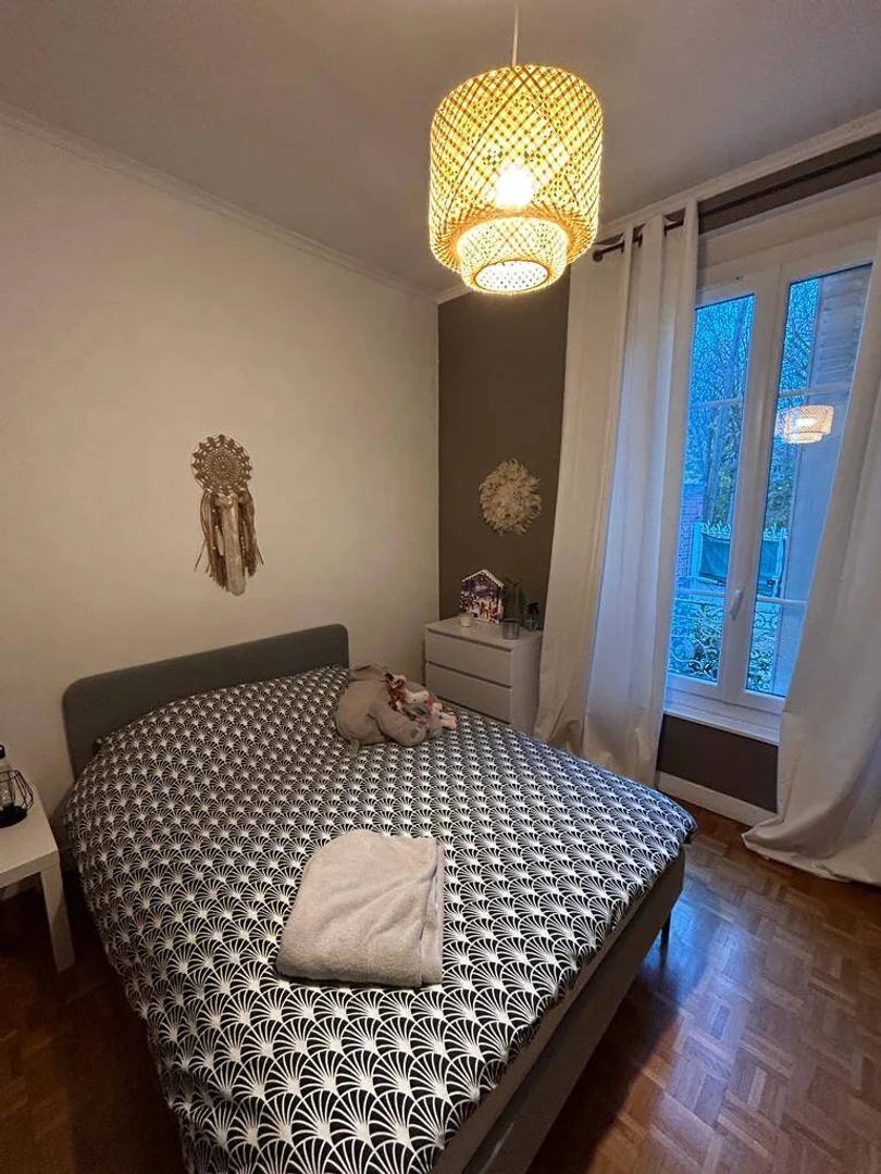 Quarto de estudante luminoso e arejado com acesso fácil à universidade em 