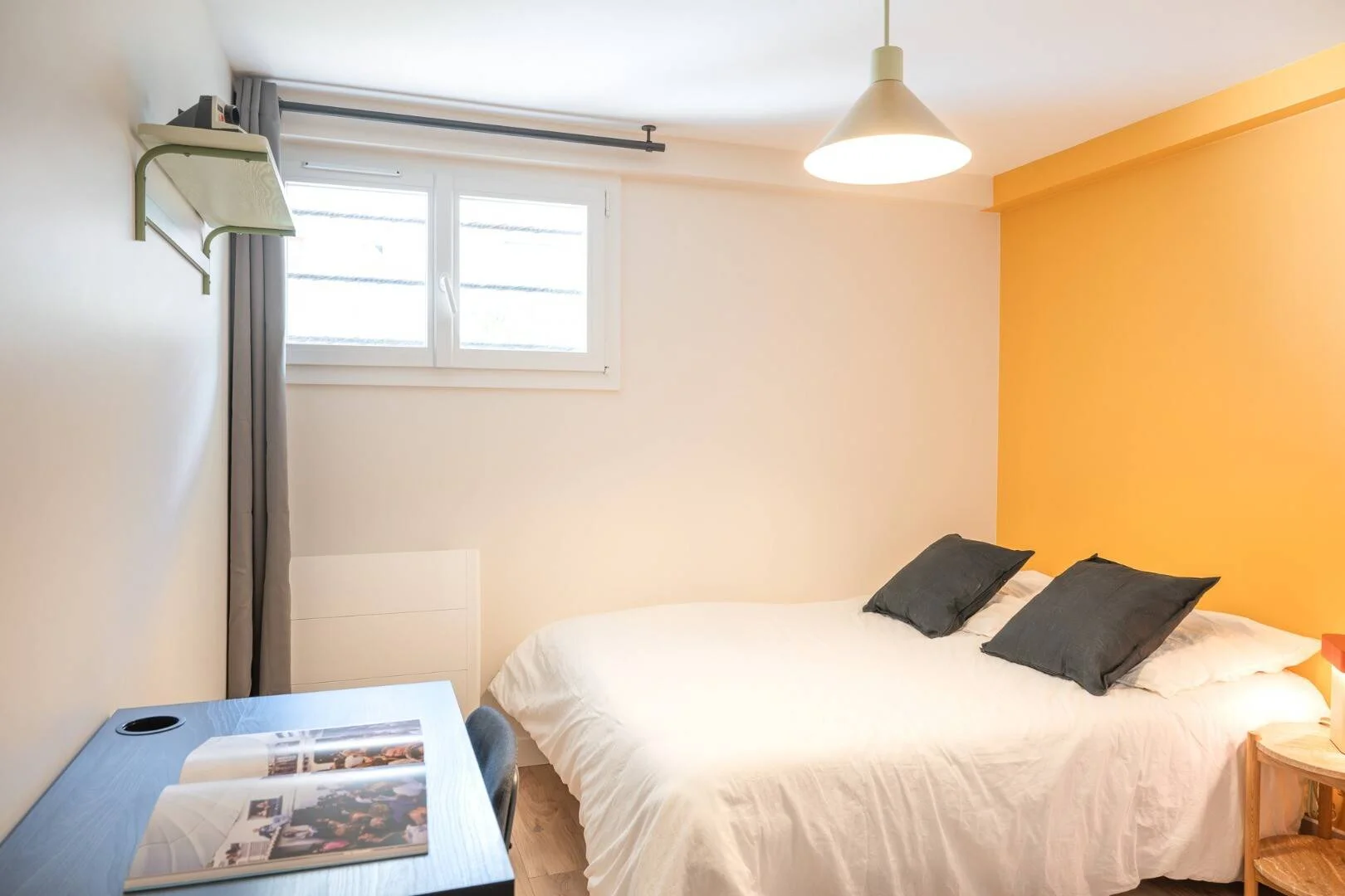 Chambre d'étudiant à  avec espace d'étude et installations communes