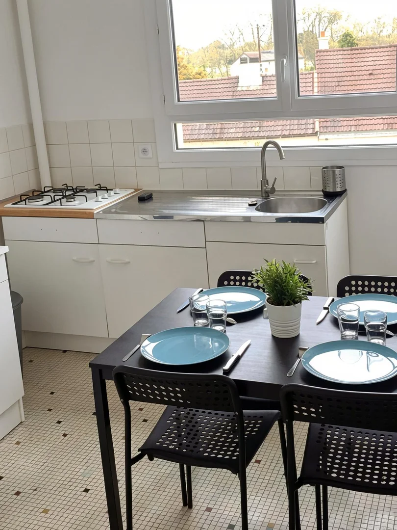 Habitación estudiantil funcional perfecta para estudiar en 