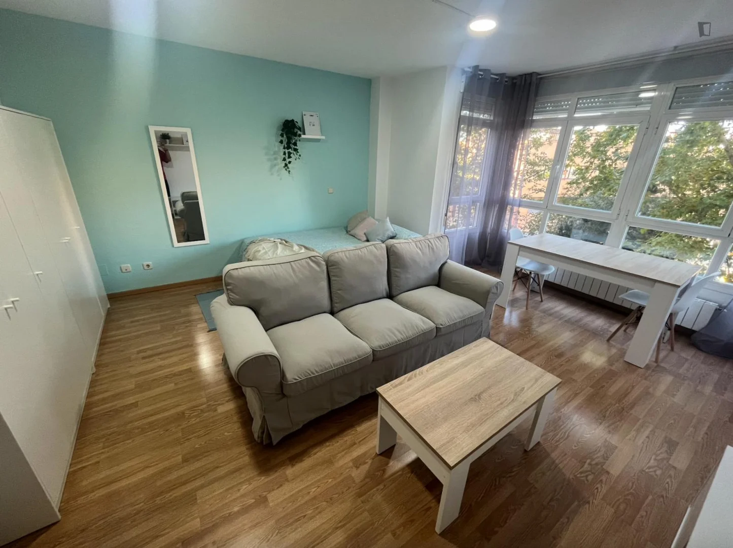 Habitación estudiantil funcional perfecta para estudiar en 