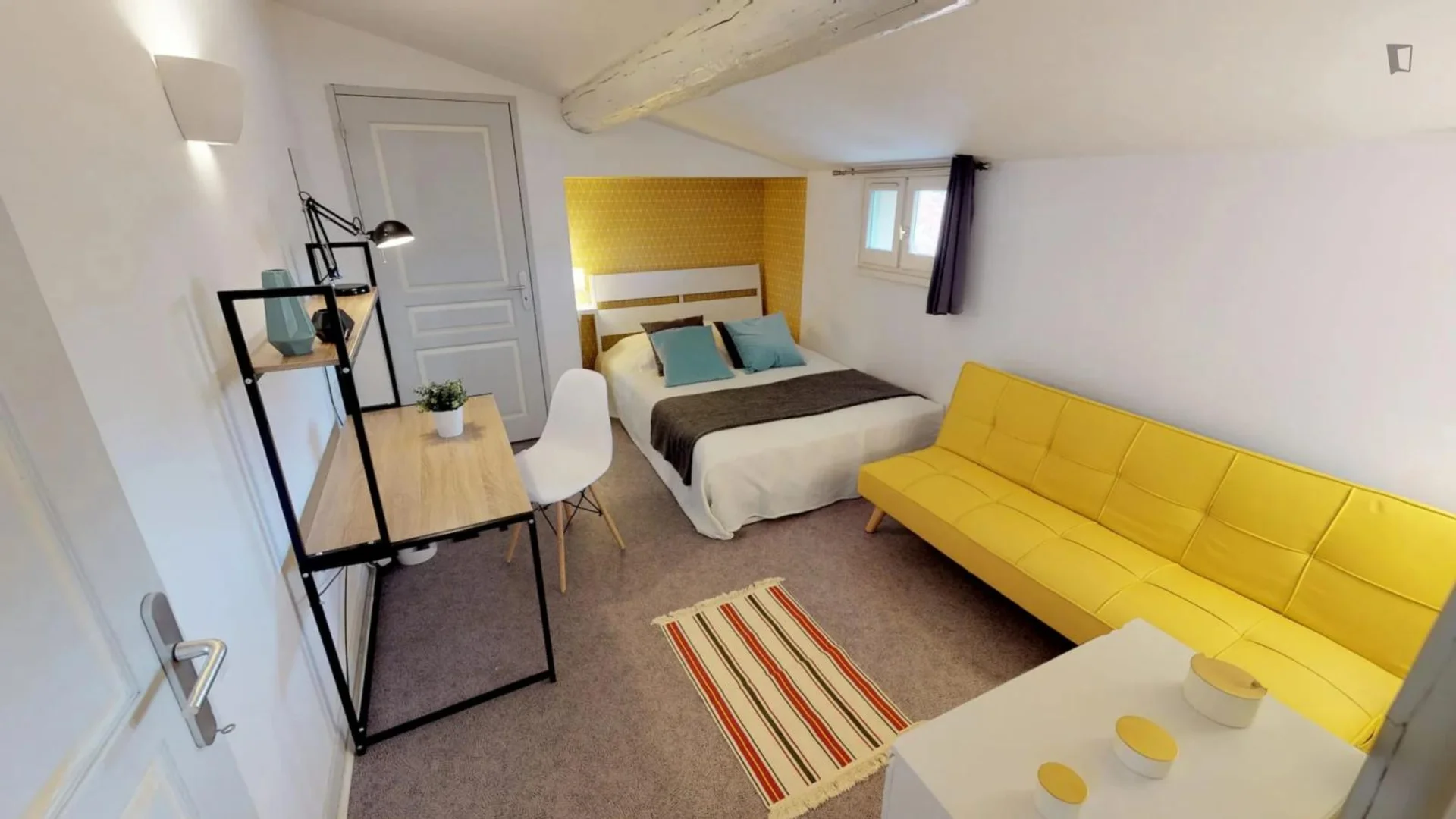 Economical student room with convenient location in