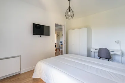 Chambre privée à 422 Avenue Jean Paul Coste, image 10 de 11