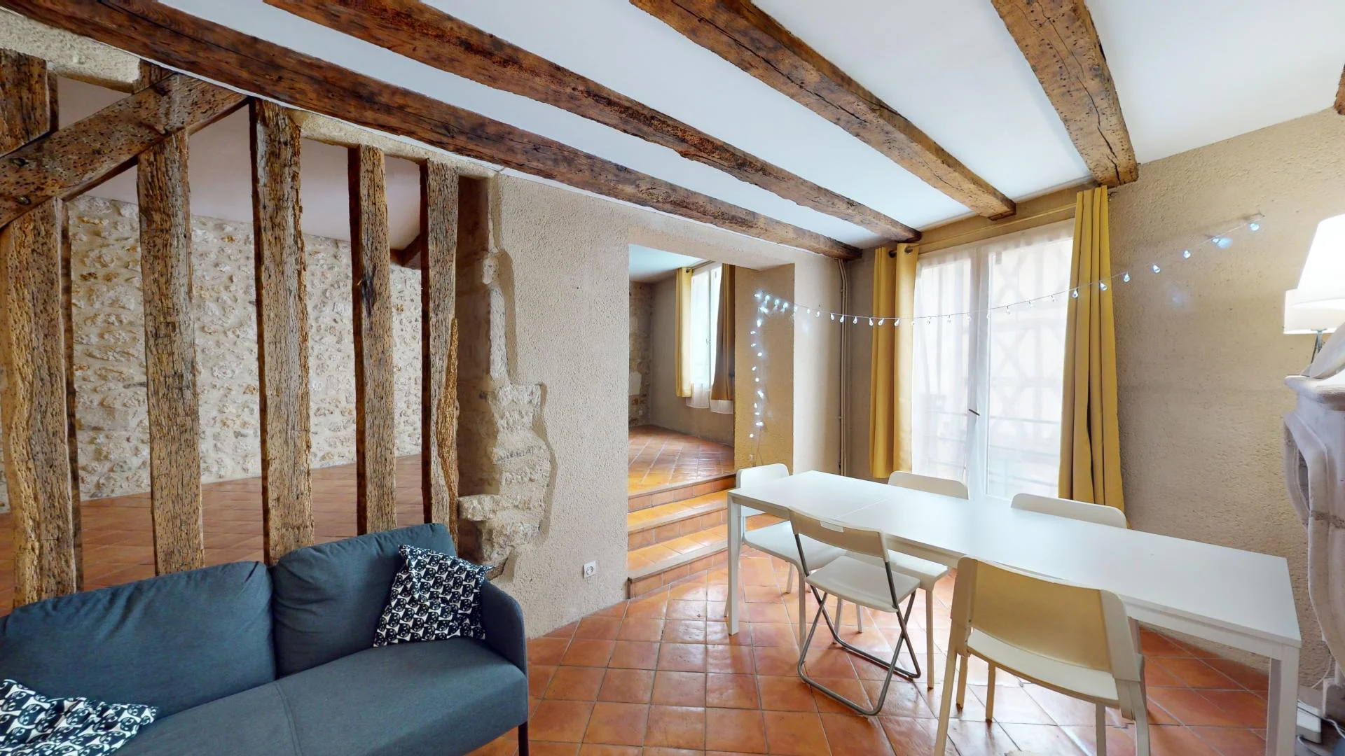 Habitación estudiantil funcional perfecta para estudiar en