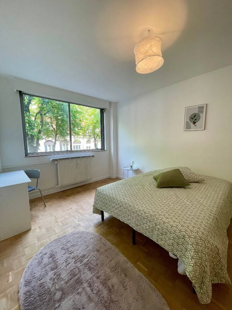 Habitación estudiantil funcional perfecta para estudiar en 