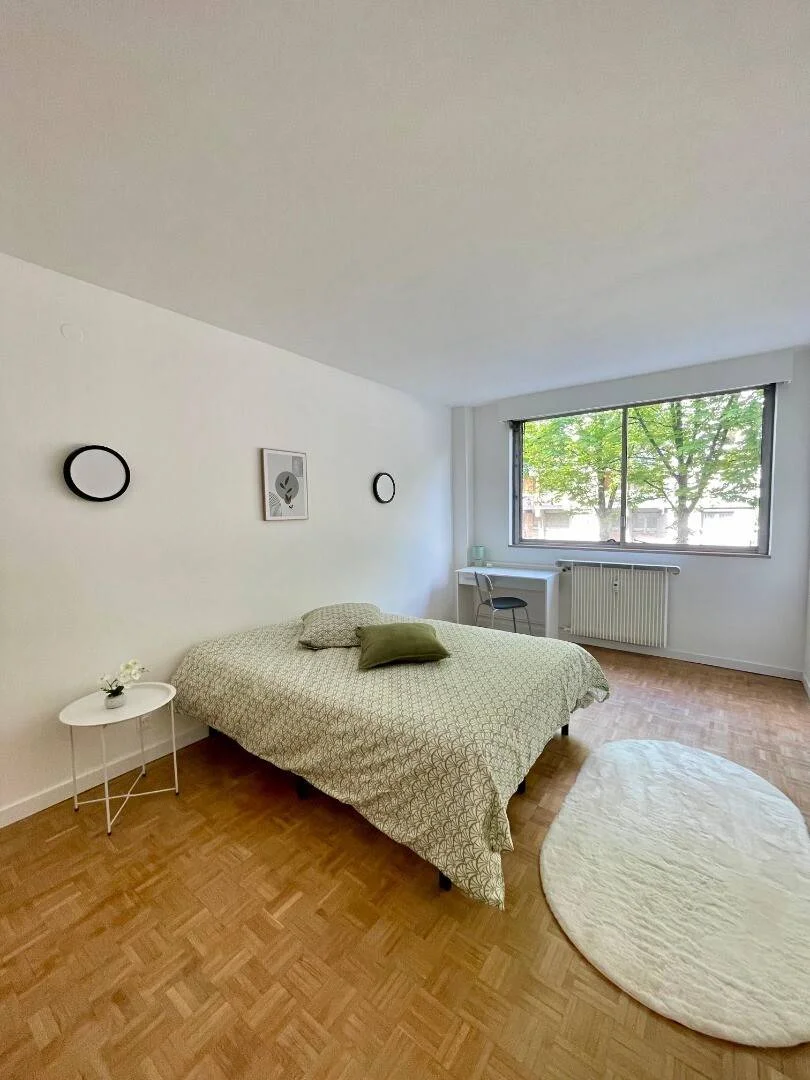 Habitación estudiantil funcional perfecta para estudiar en 