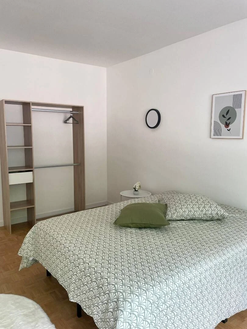 Habitación estudiantil luminosa y aireada con fácil acceso a la universidad en 