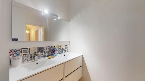 Privatzimmer in der 20 Square Du Haut Blosne, bild 12 von 40