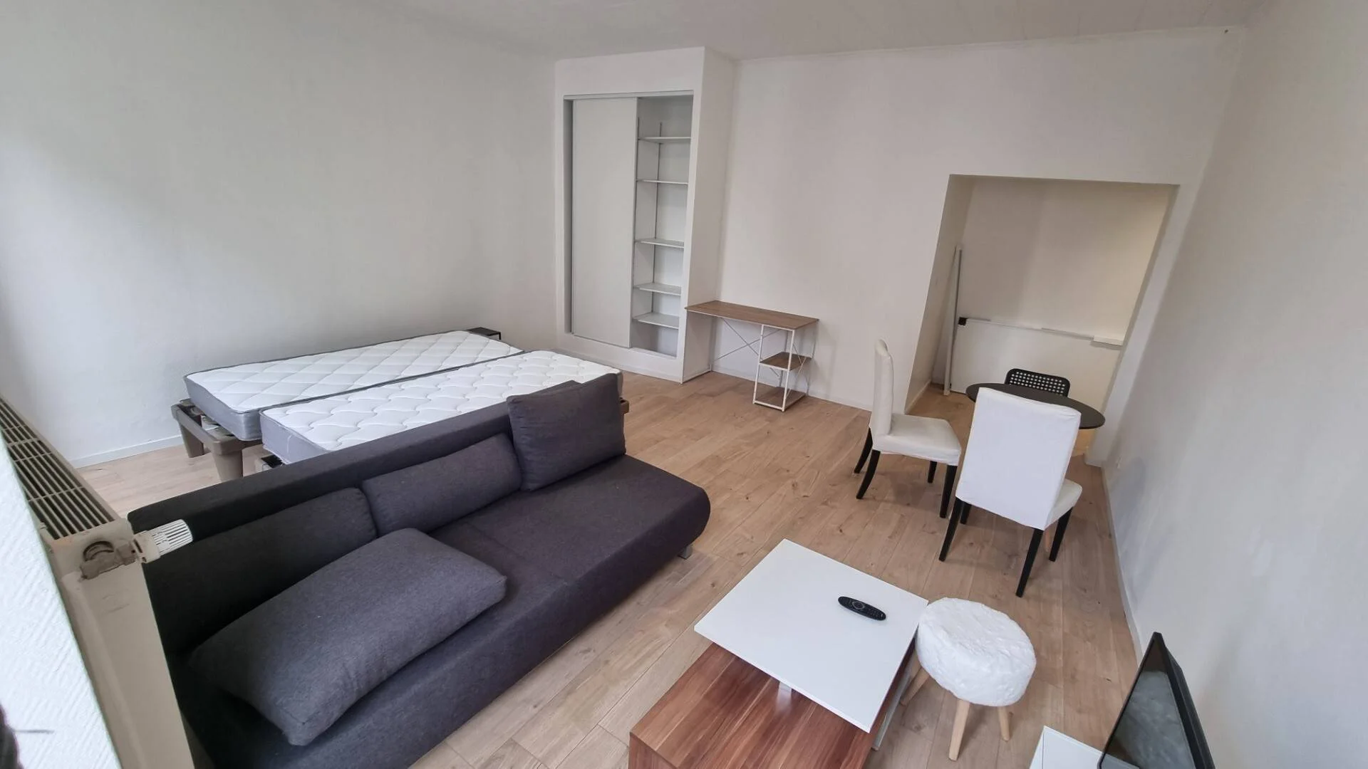 Habitación estudiantil luminosa y aireada con fácil acceso a la universidad en 