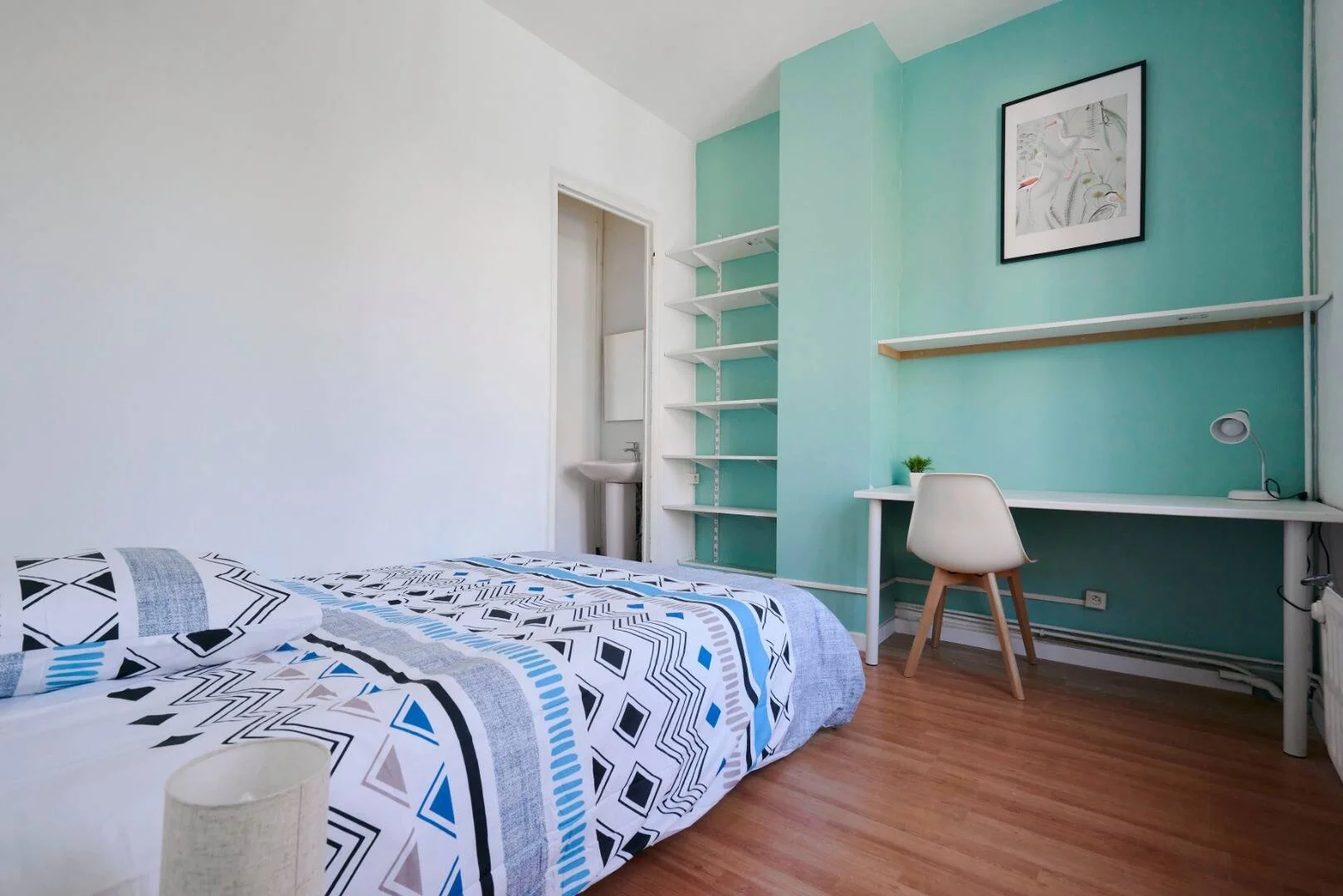 Quarto acessível para estudantes com iluminação ampla em 