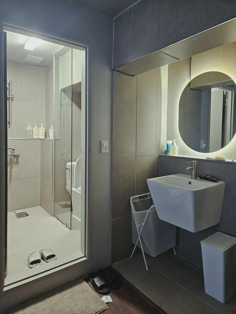 Habitación estudiantil funcional perfecta para estudiar en 