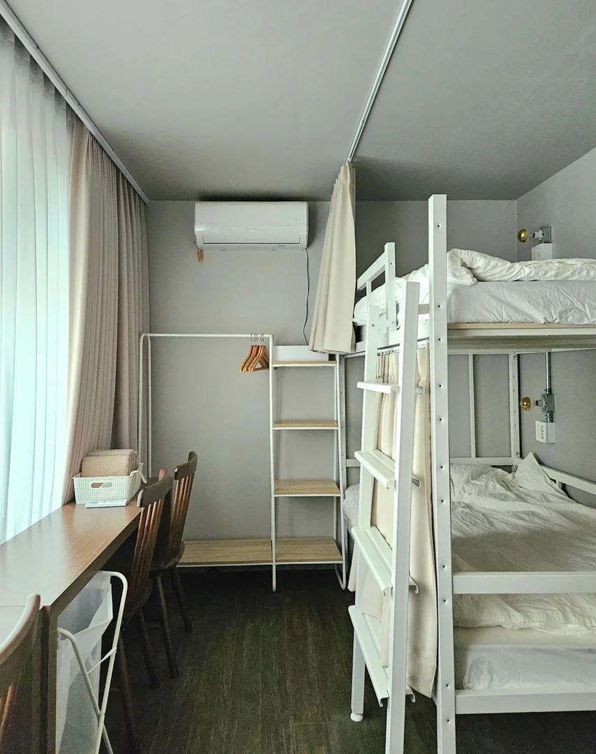 Habitación estudiantil luminosa y aireada con fácil acceso a la universidad en 