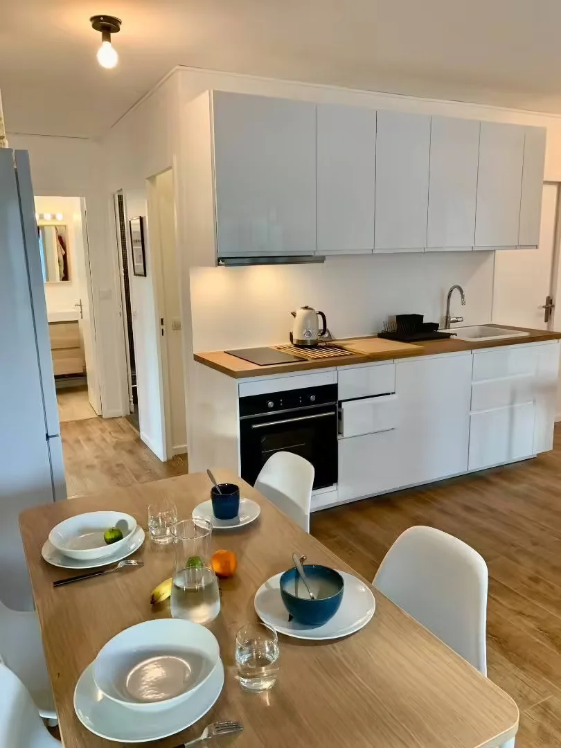 Quarto acessível para estudantes com iluminação ampla em 