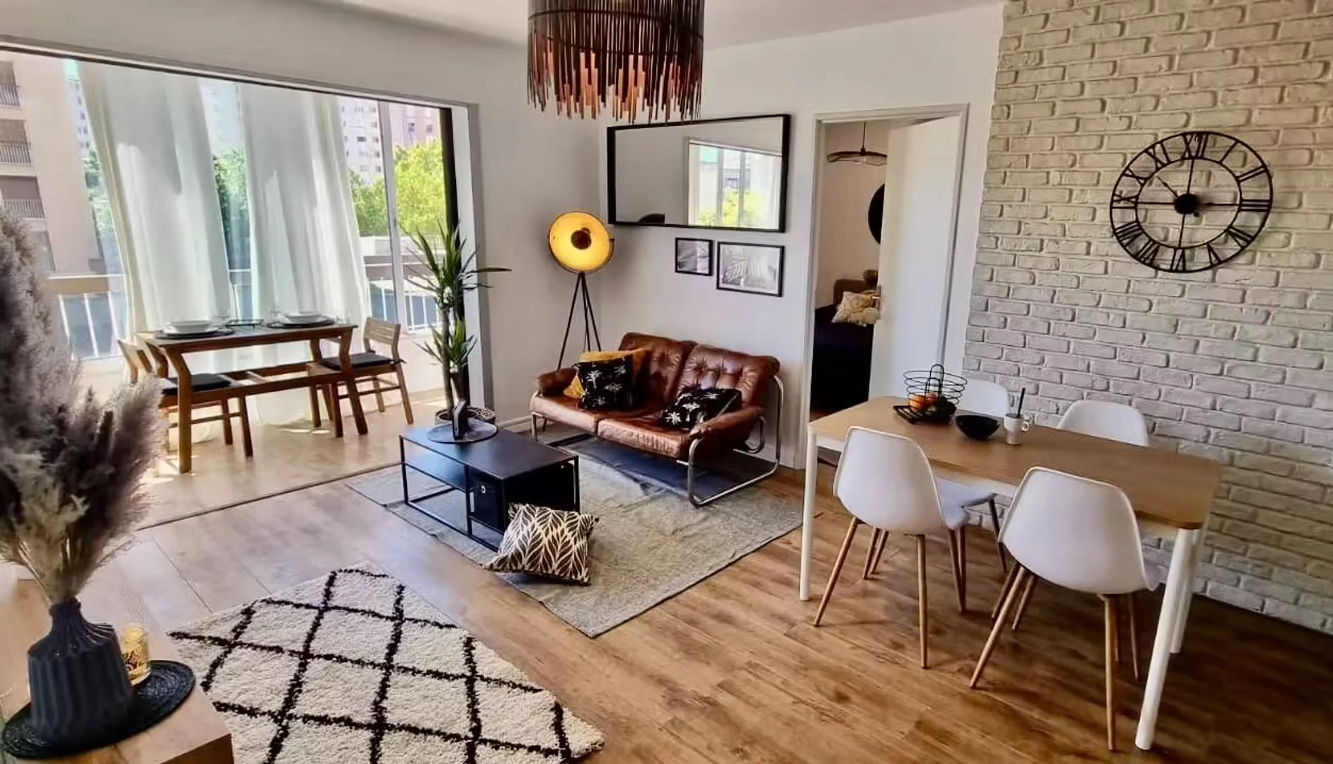 Quarto acessível para estudantes com iluminação ampla em 