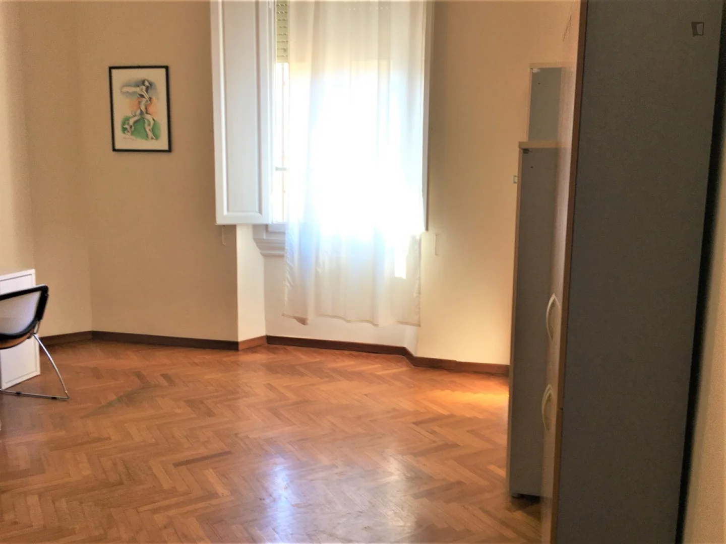 Pokój studencki w  z miejscem do nauki i wspólnymi udogodnieniami