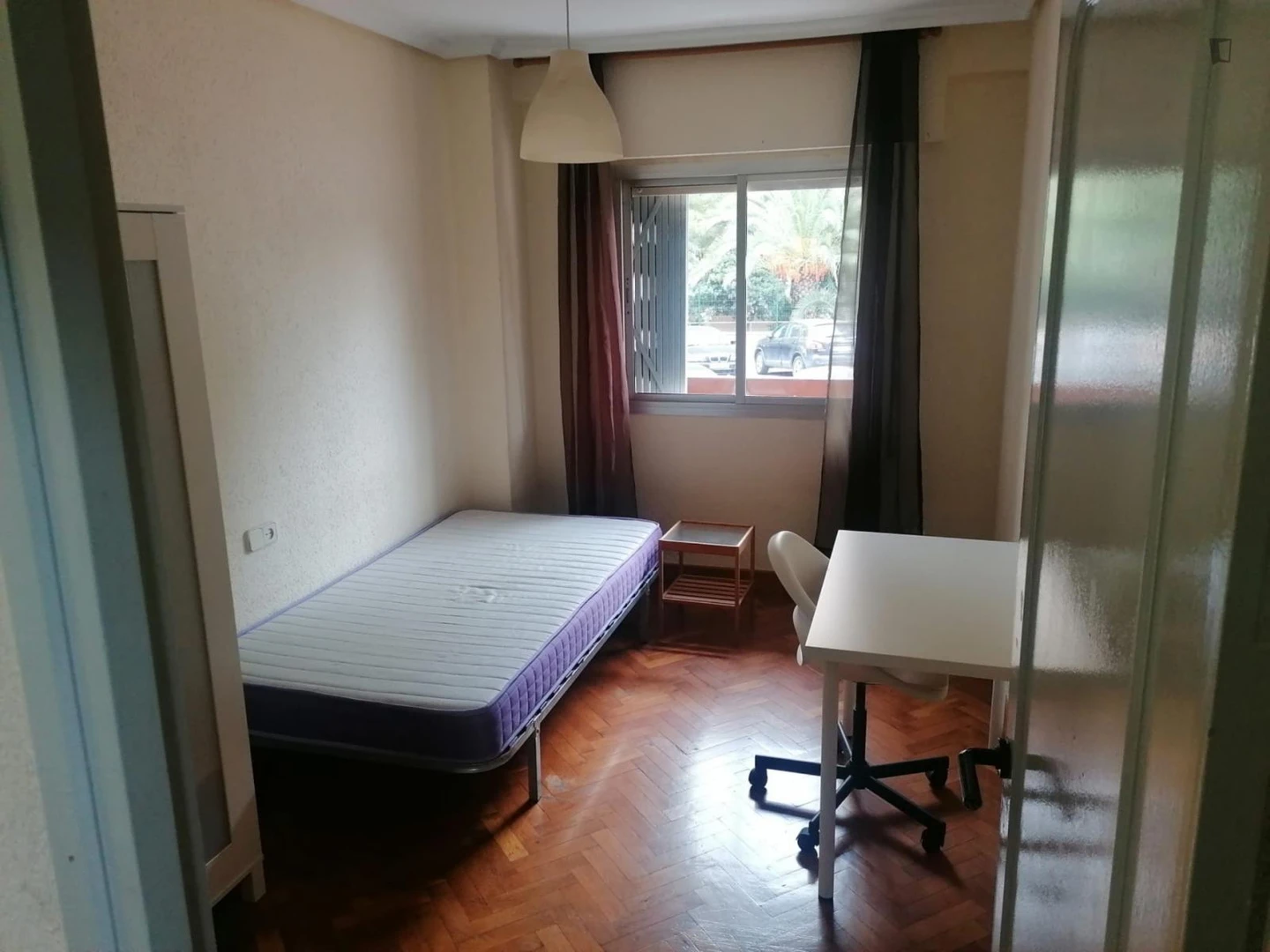 Stanza per studenti luminosa e ariosa con facile accesso all'università a 