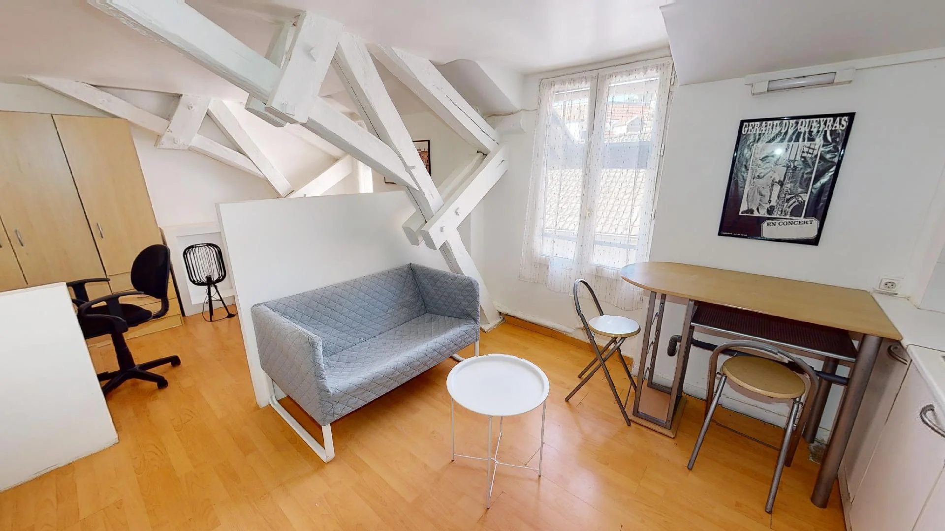 Habitación estudiantil amplia y cómoda en