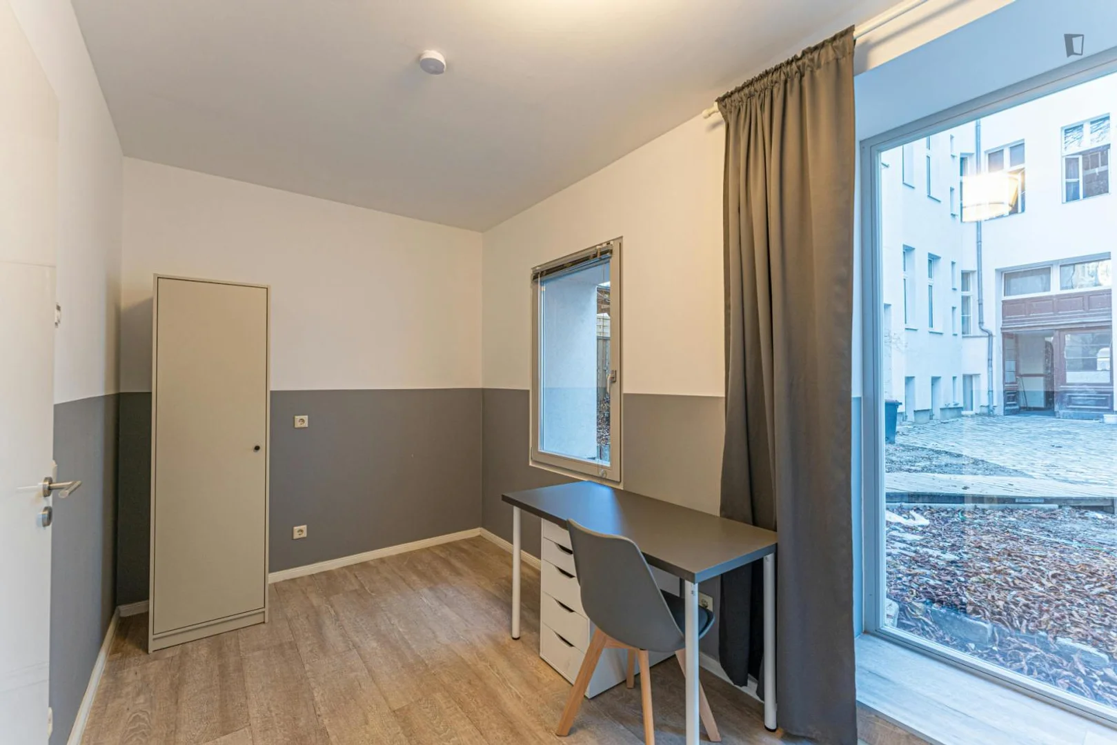Quarto de estudante em  com área de estudo e instalações partilhadas