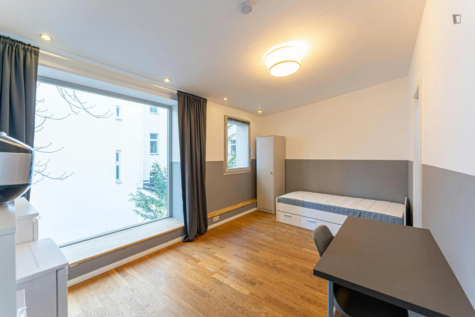 Quarto acessível para estudantes com iluminação ampla em 