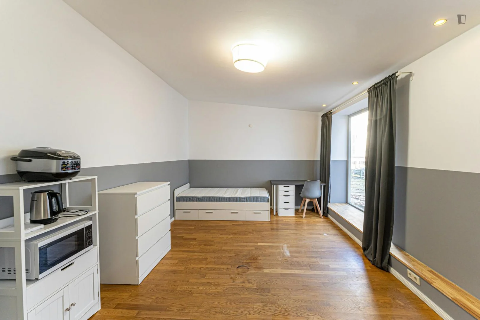 Quarto de estudante confortável e espaçoso em 