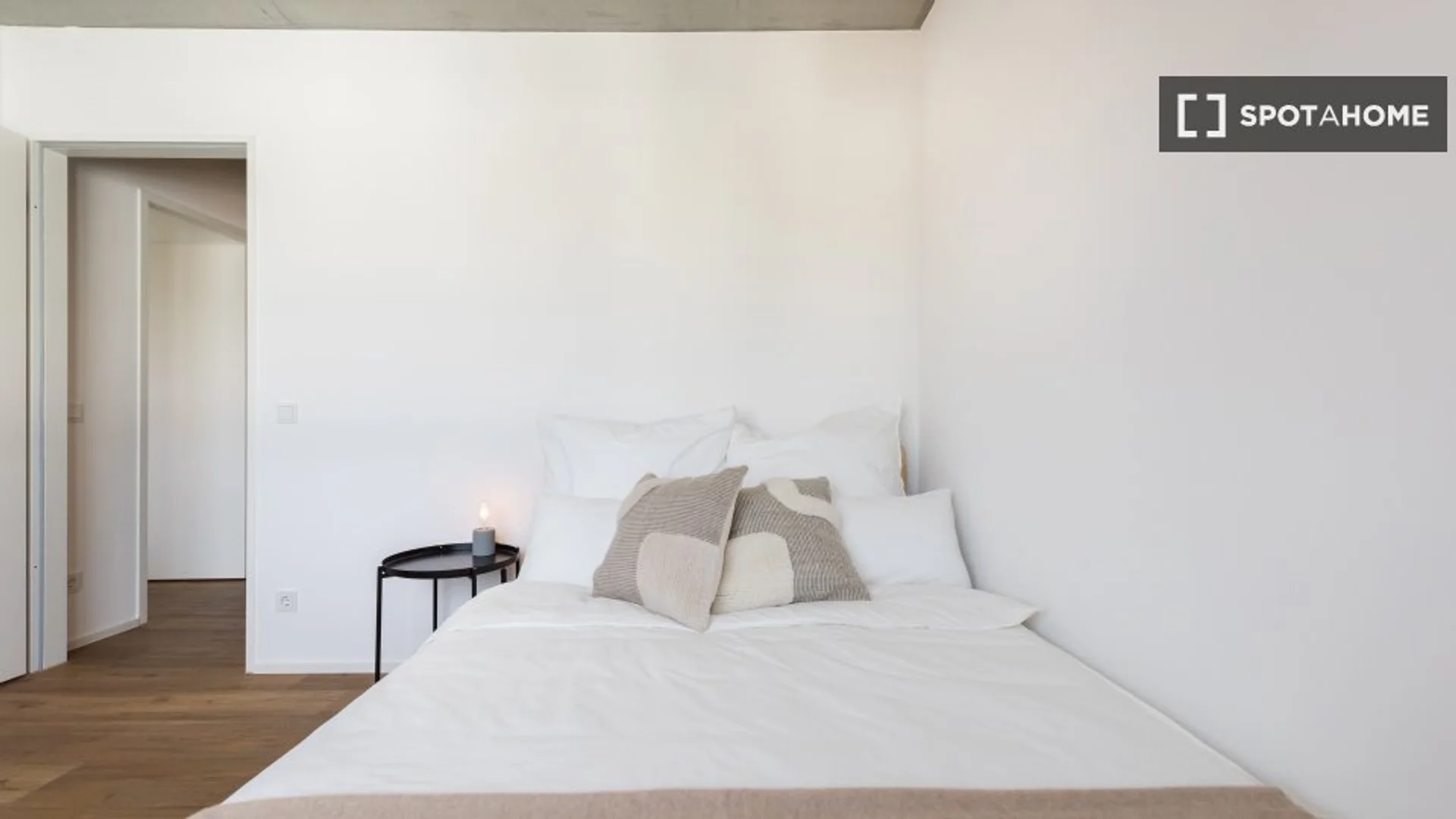 Chambre d'étudiant lumineuse et aérée avec accès facile à l'université dans 