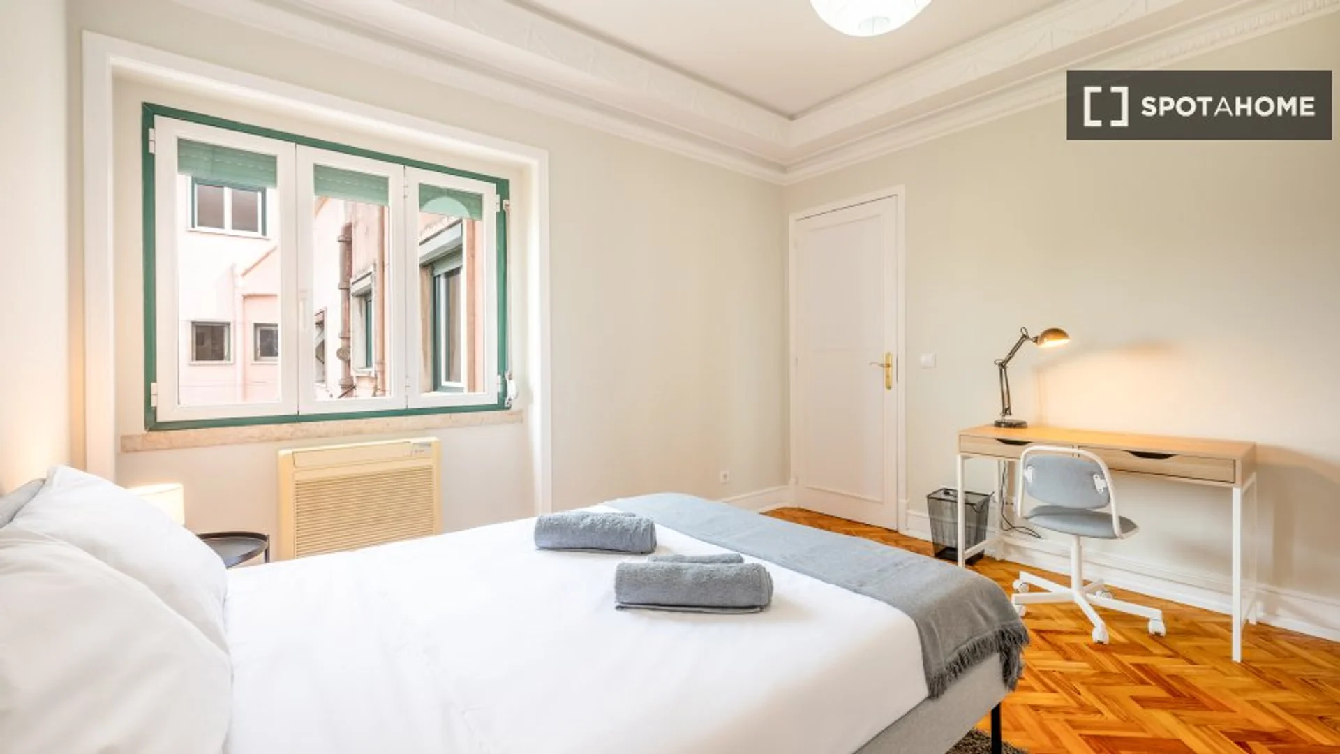 Studentenzimmer in  mit Arbeitsbereich und Gemeinschaftseinrichtungen