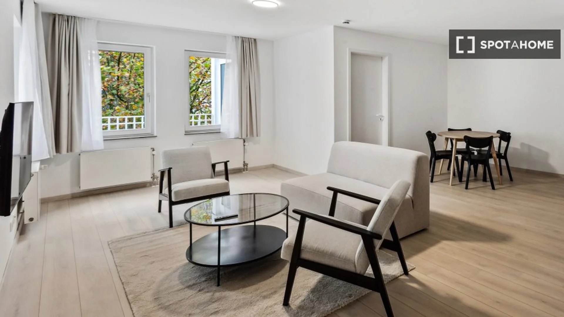Quarto de estudante em com área de estudo e instalações partilhadas