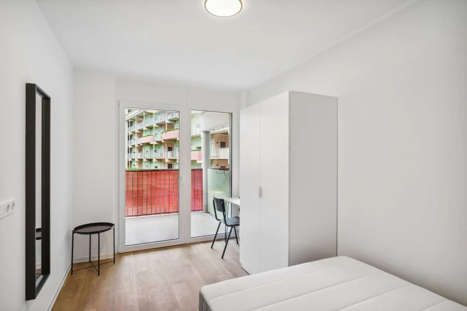 Bezahlbares Zimmer für Studenten mit ausreichender Beleuchtung in
