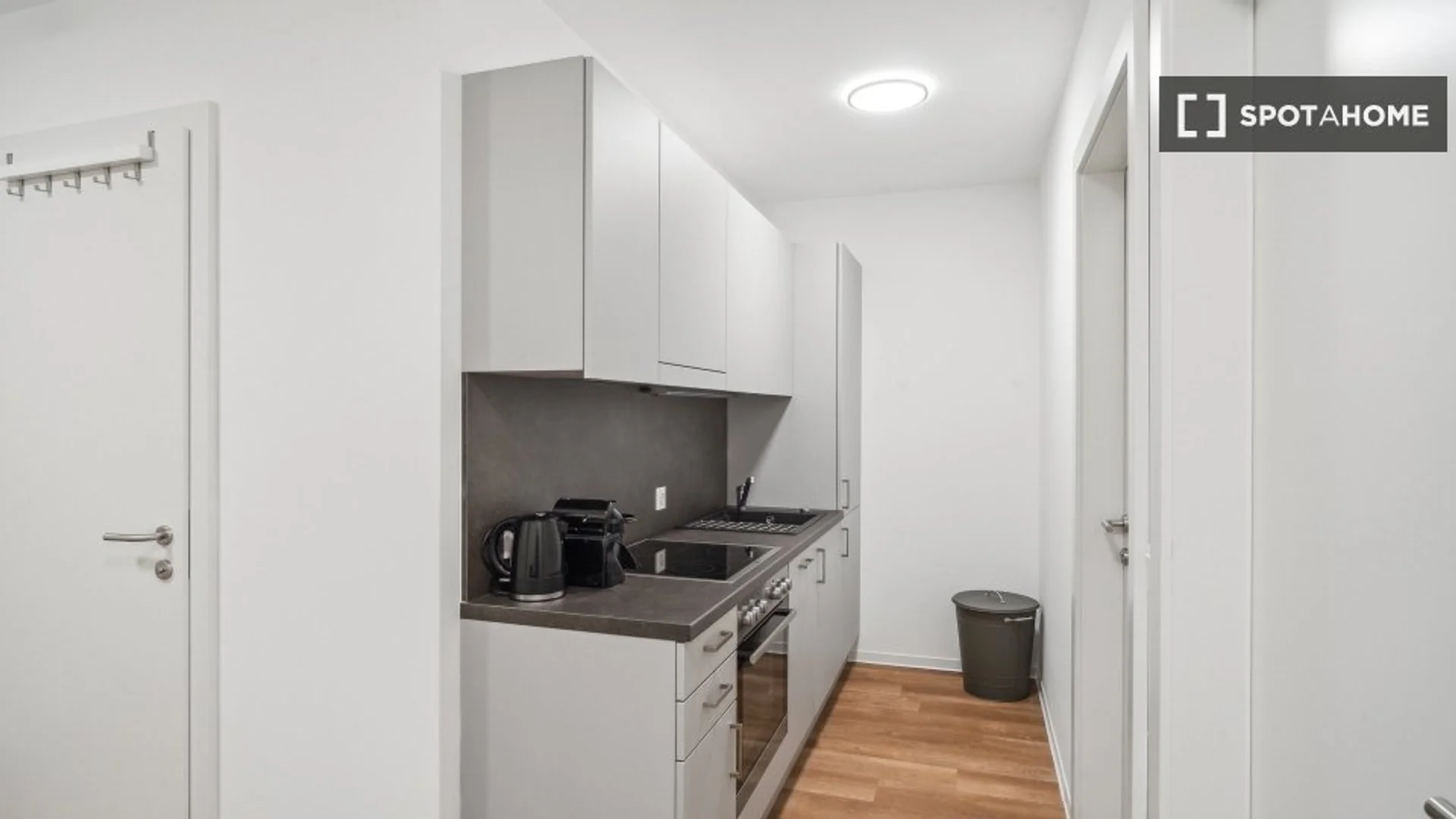 Zimmer in Studentenwohnung in zu vermieten, voll möbliert
