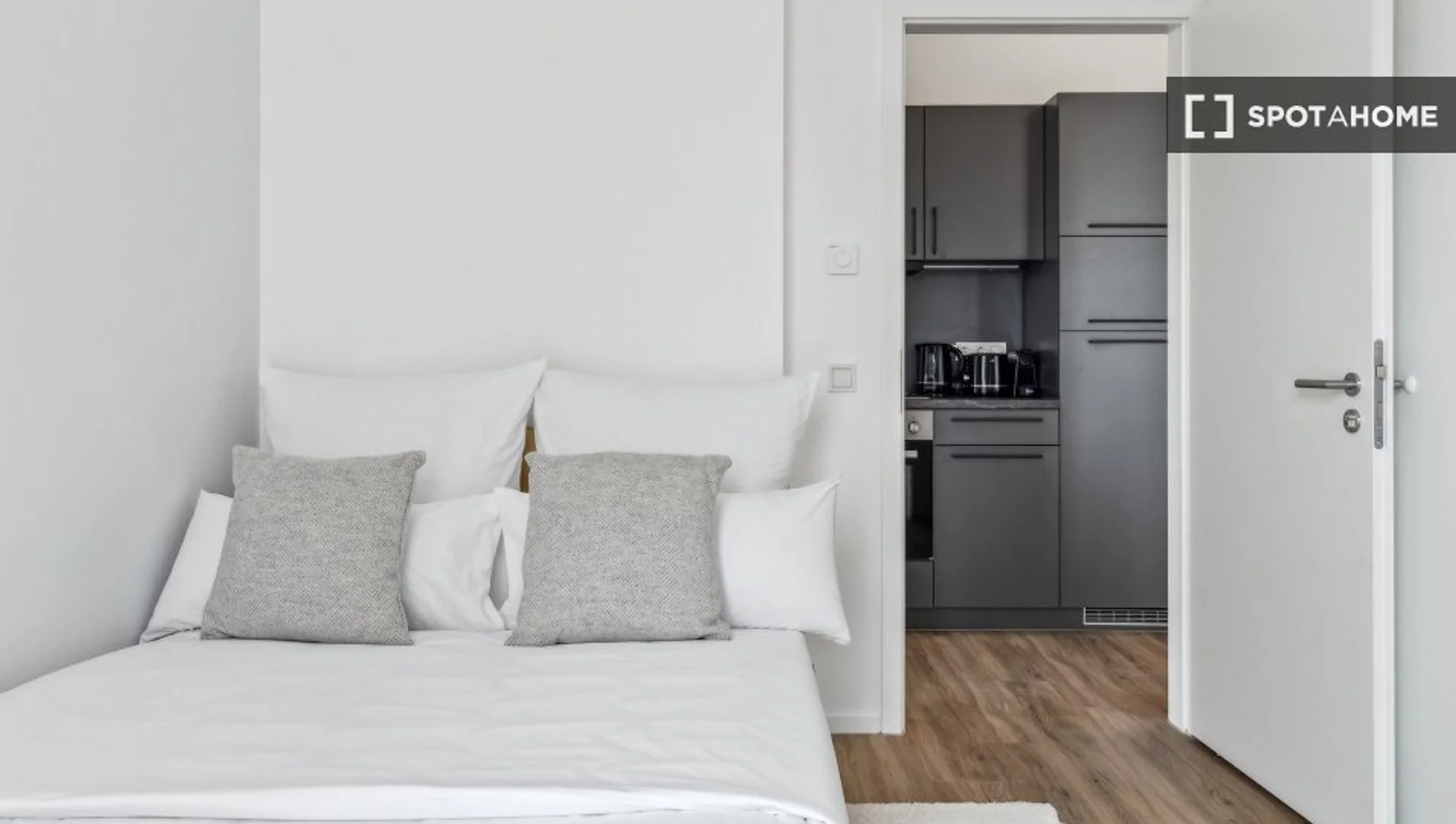 Quarto de estudante em  com área de estudo e instalações partilhadas