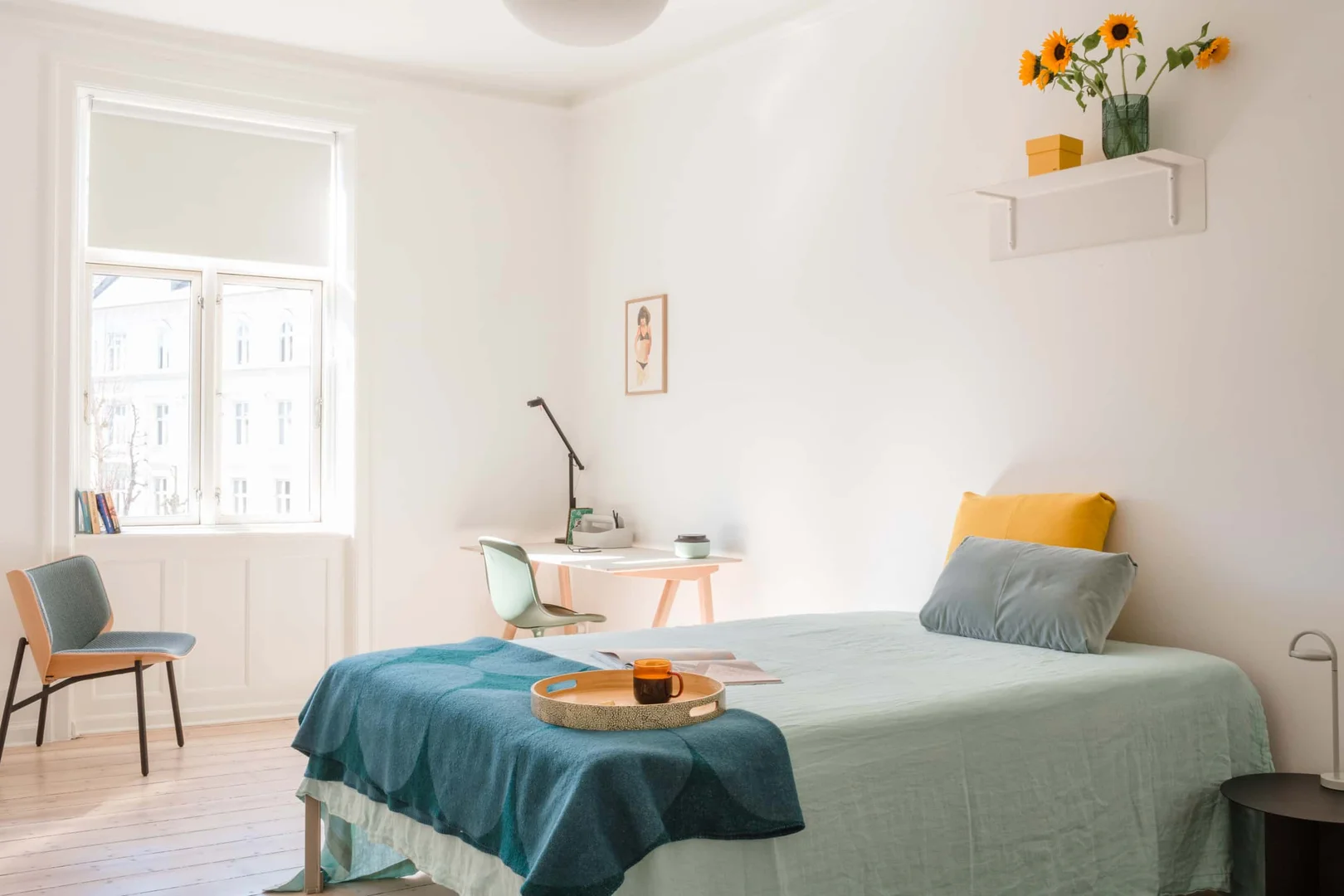 Chambre d'étudiant à  avec espace d'étude et installations communes