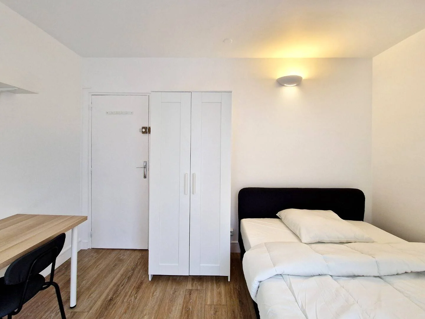 Chambre d'étudiant lumineuse et aérée avec accès facile à l'université dans 