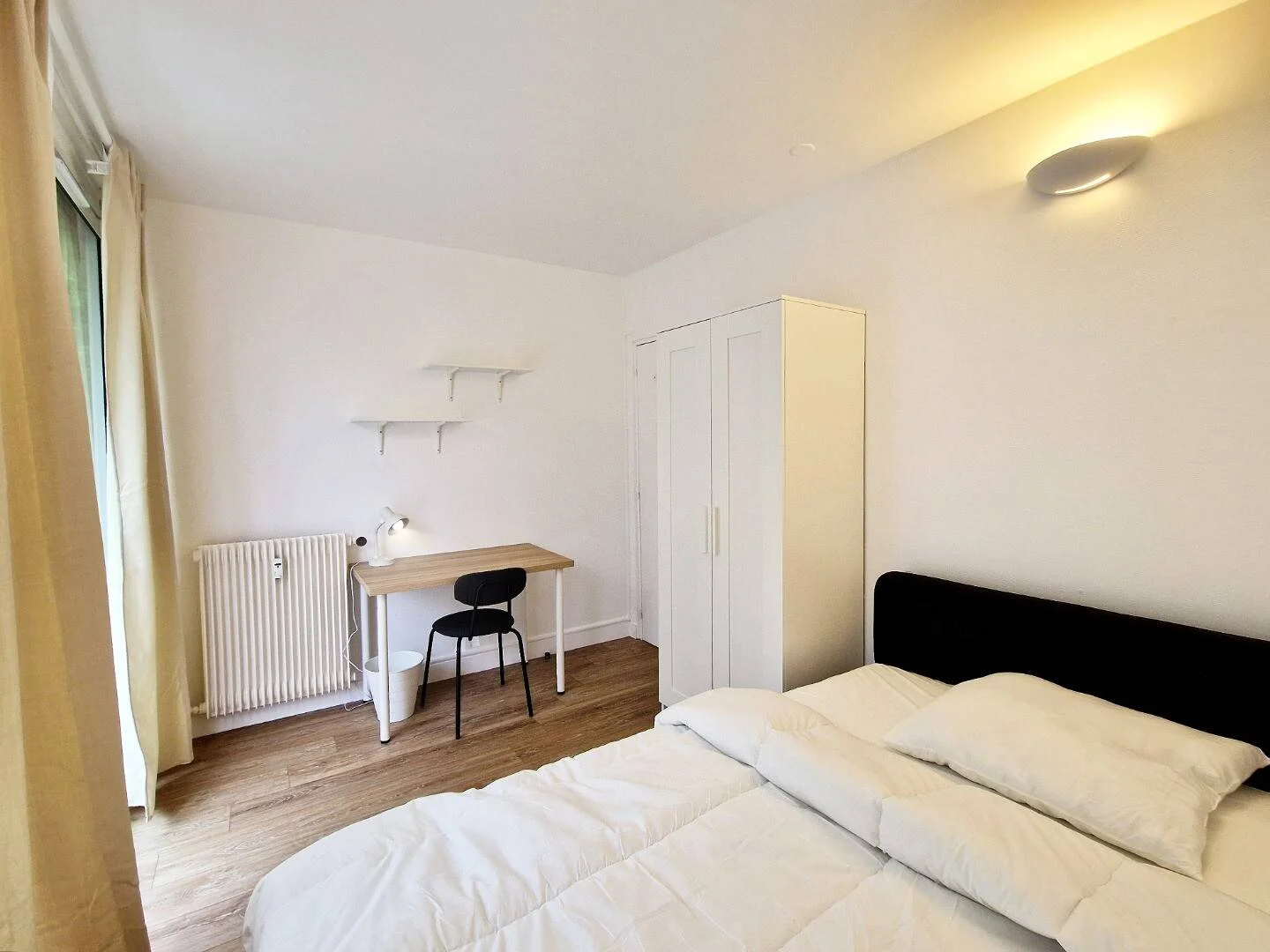 Chambre abordable pour les étudiants avec un bon éclairage dans 