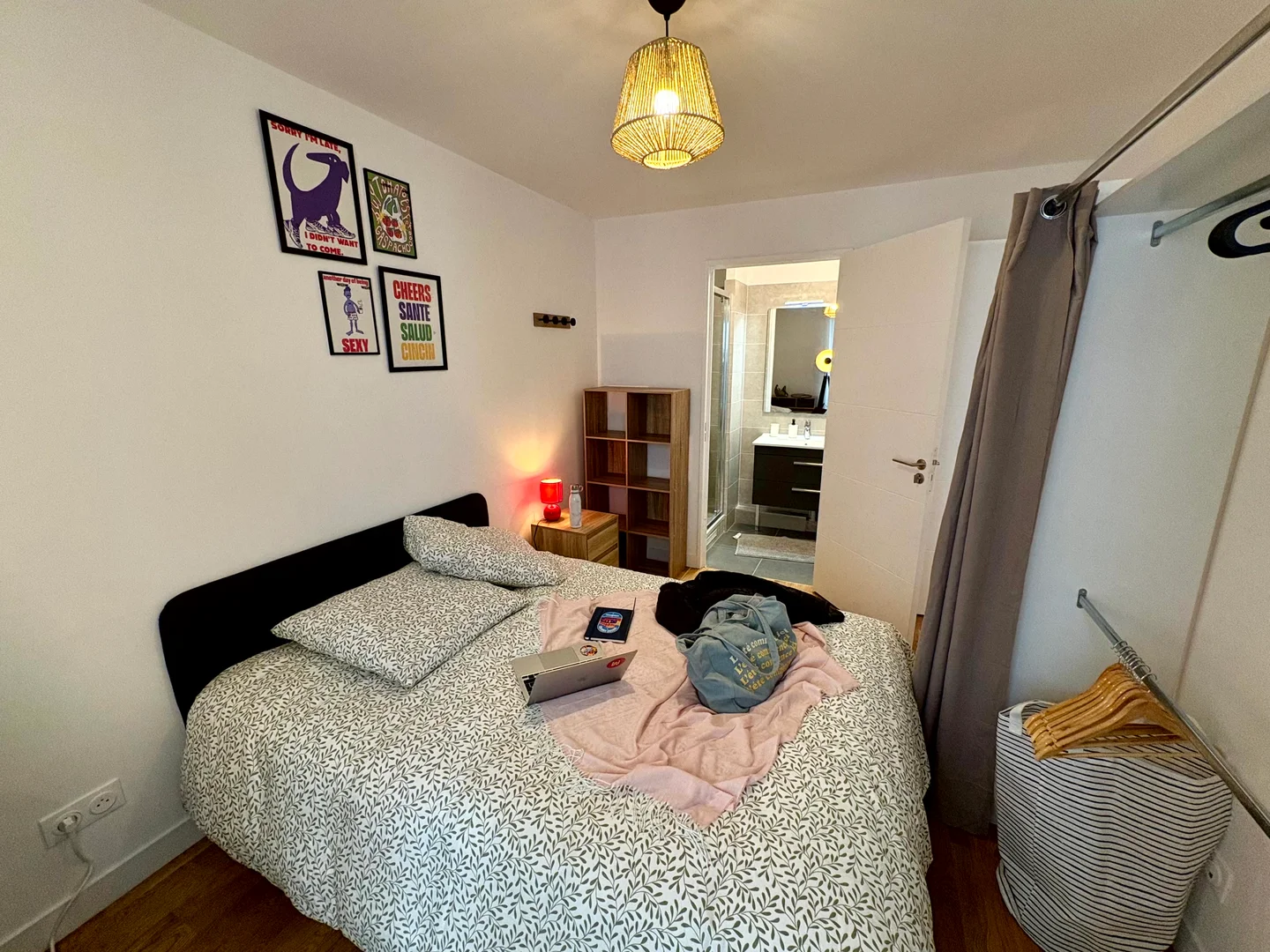 Chambre conviviale pour les étudiants dans  avec des équipements modernes