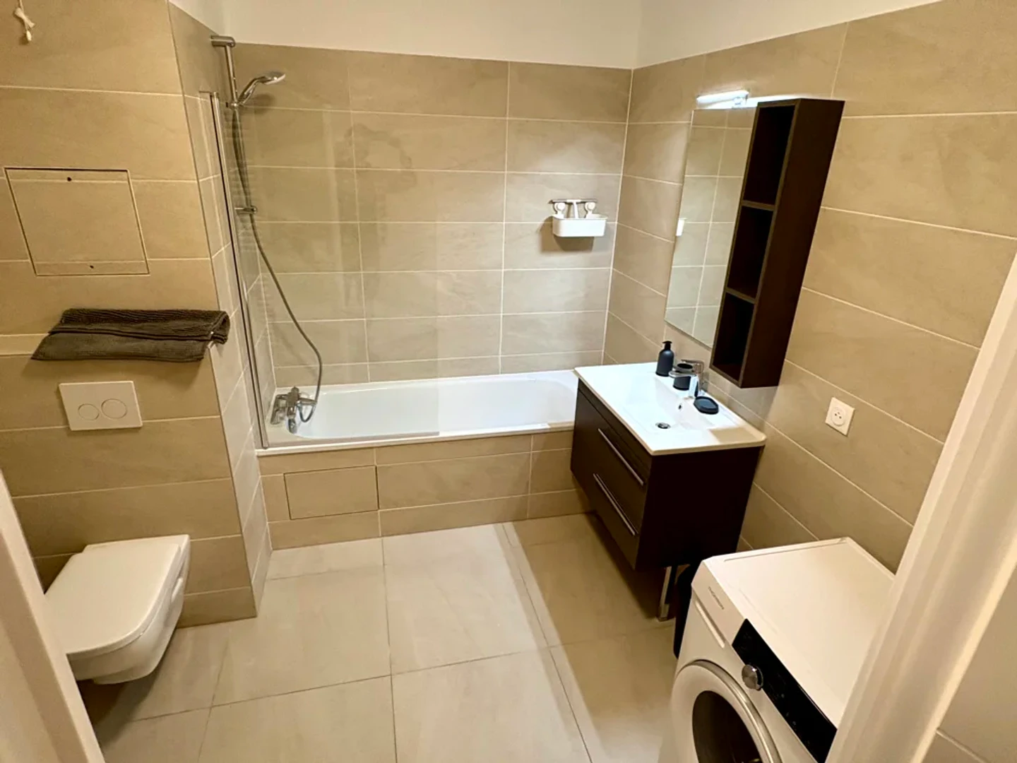 Stanza economica per studenti con ampia illuminazione in 