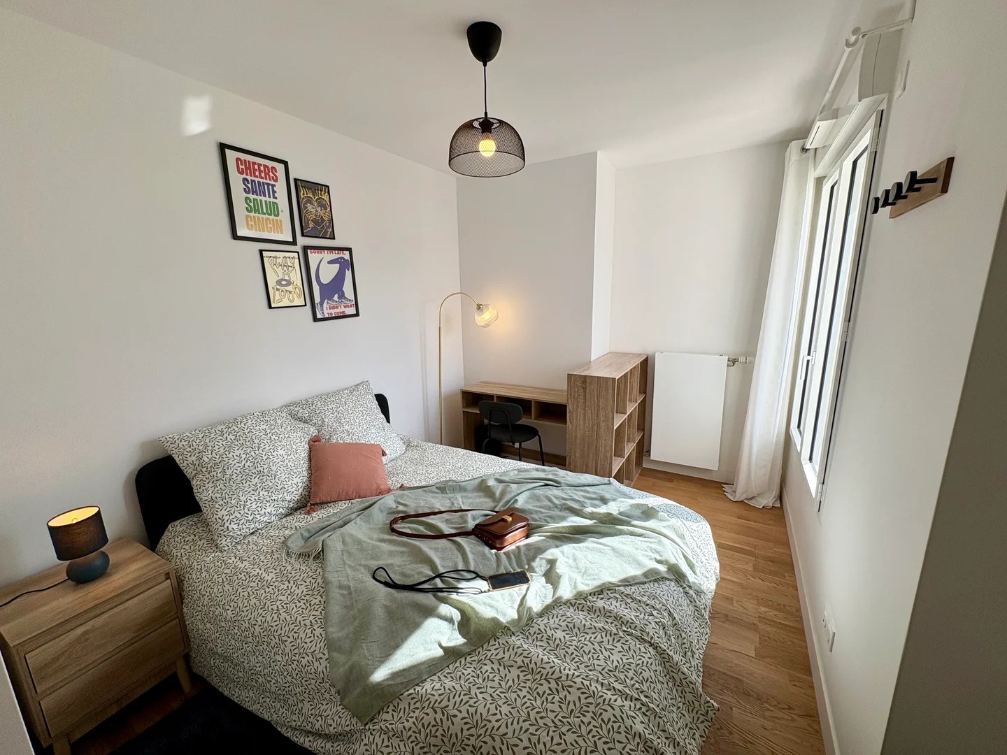 Functional student room perfect for studying in 