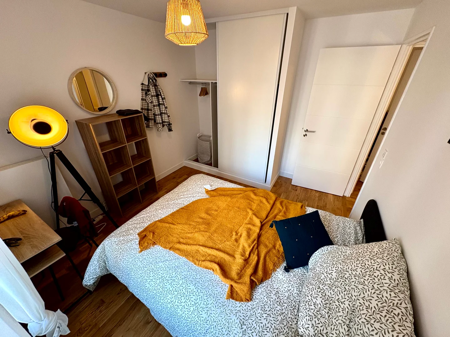 Habitación estudiantil funcional perfecta para estudiar en