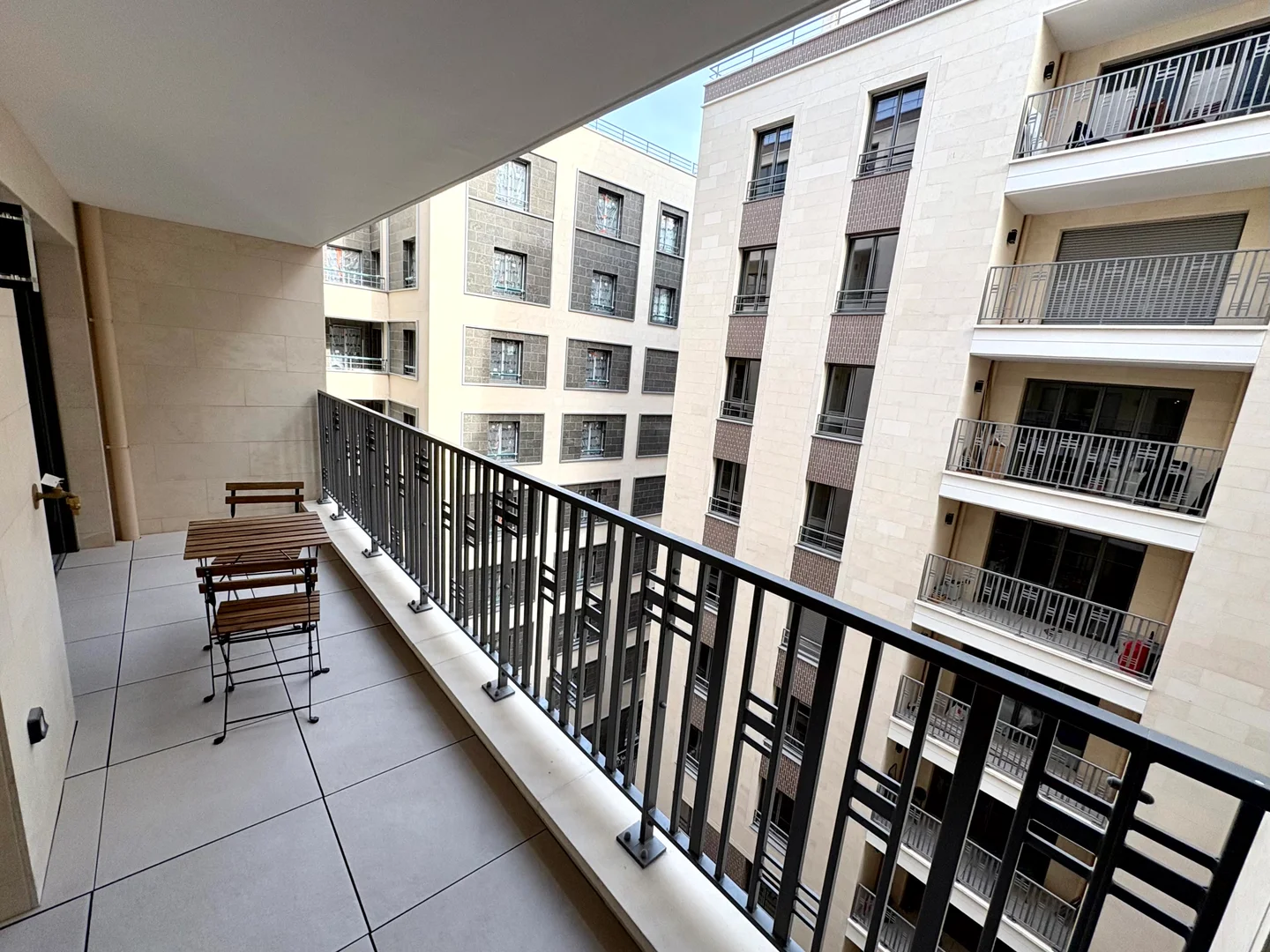 Habitación para estudiantes en con área de estudio y facilidades compartidas