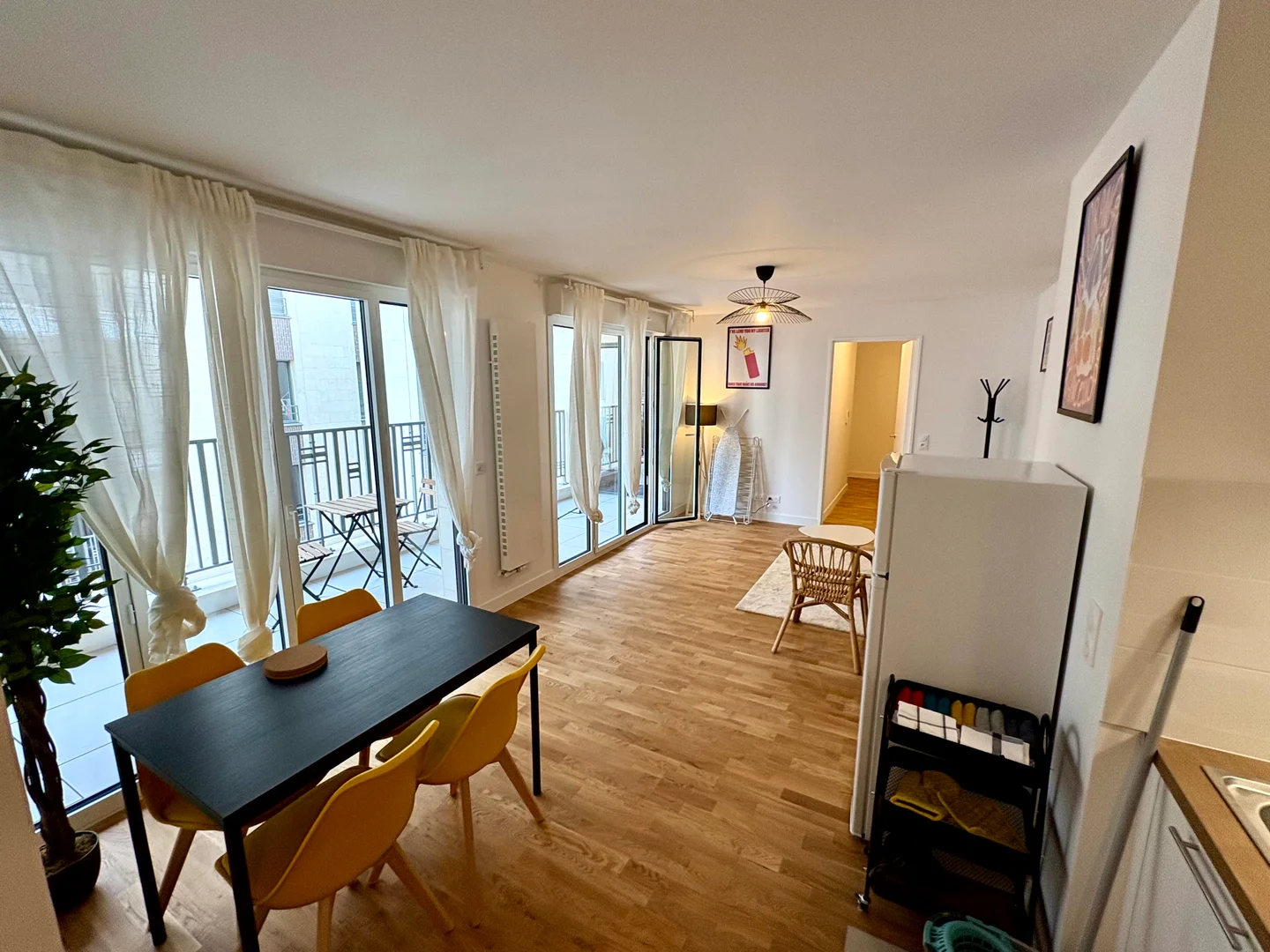 Habitación estudiantil funcional perfecta para estudiar en