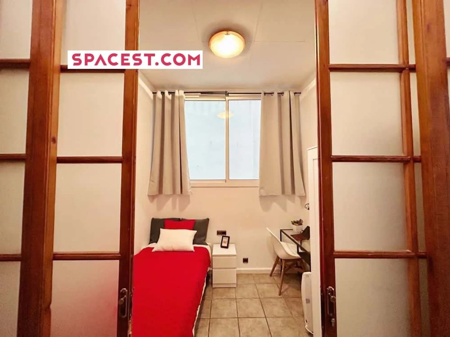 Quarto de estudante confortável e espaçoso em 