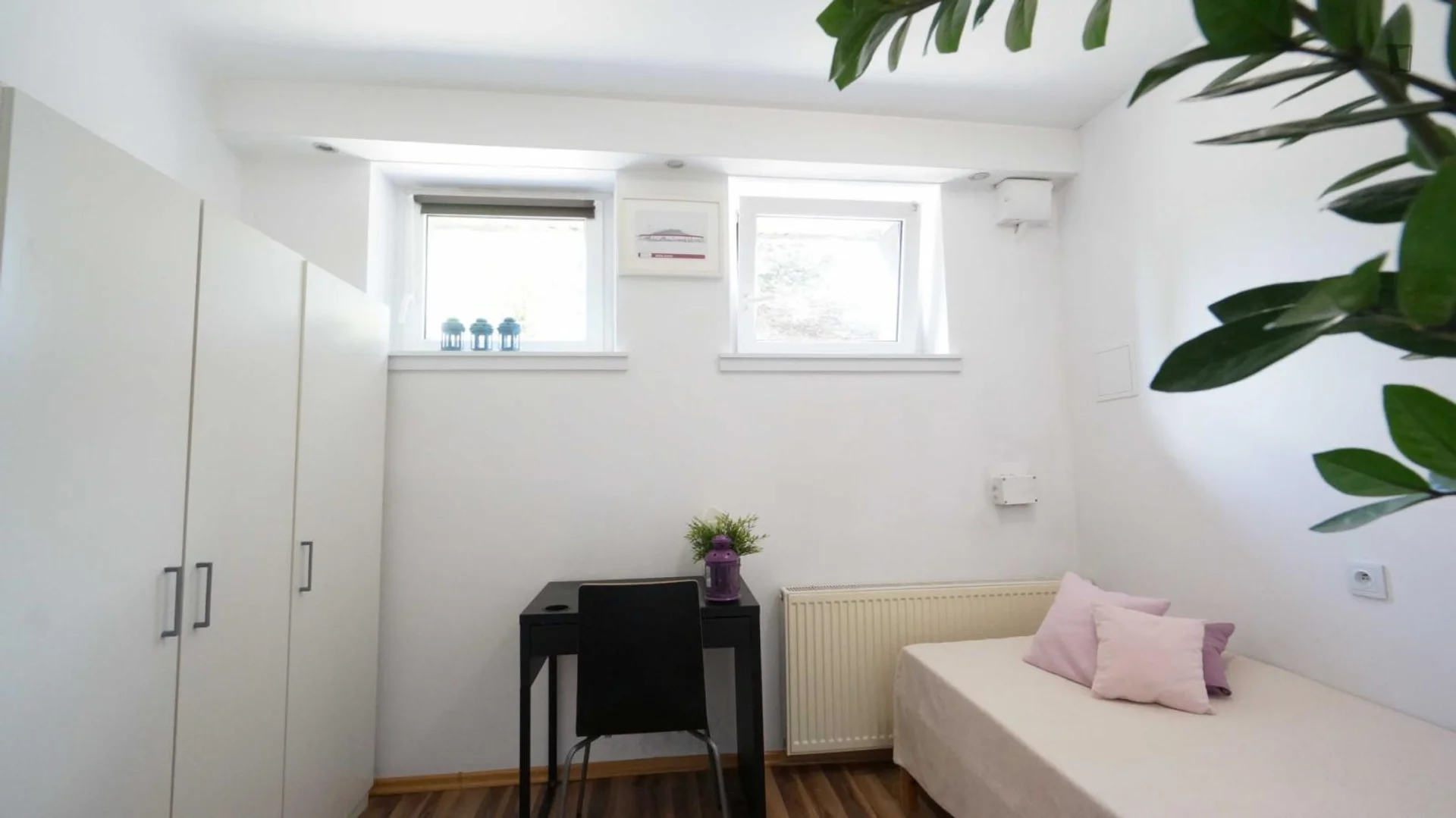 Chambre confortable pour étudiants disponible dans 