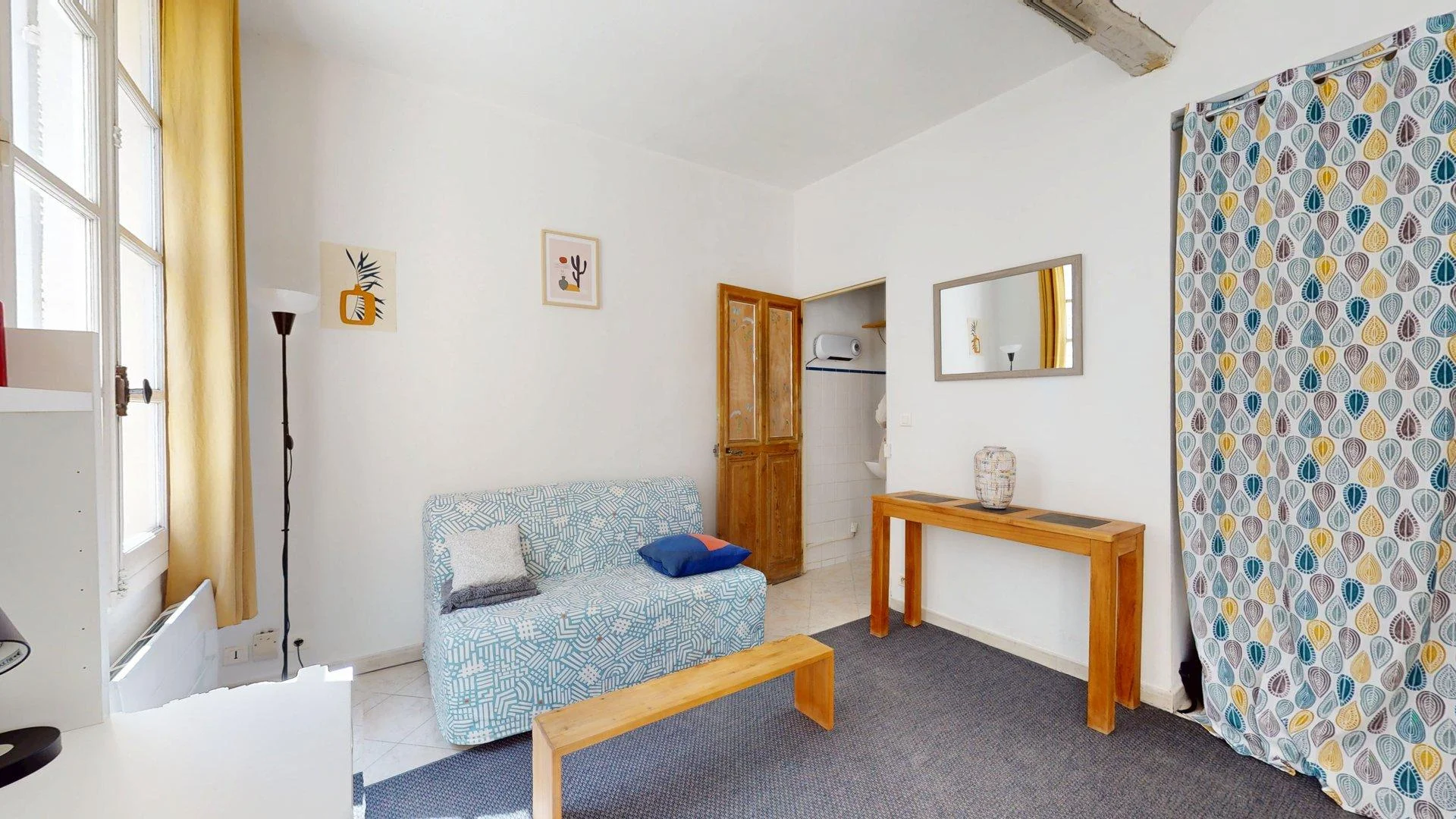 Habitación estudiantil amplia y cómoda en
