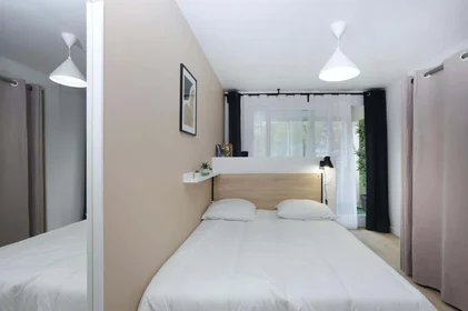 Chambre à louer avec lit double {area}