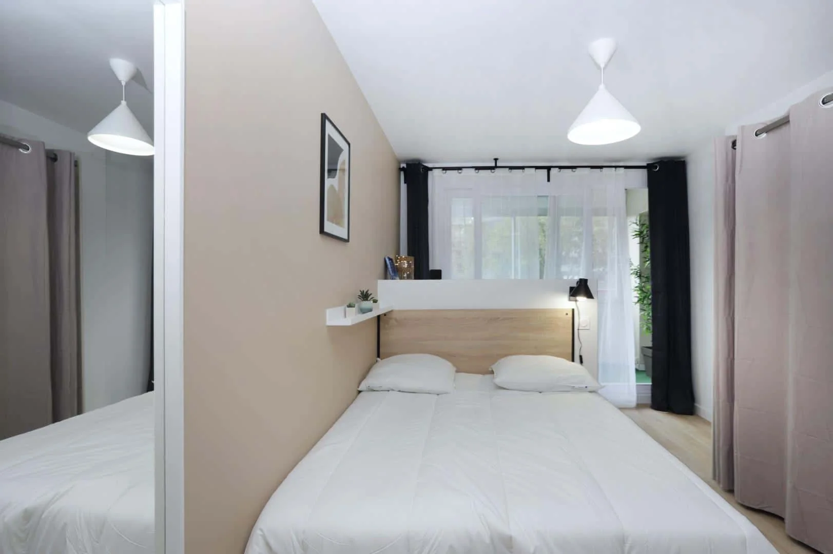 Chambre d'étudiant à  avec espace d'étude et installations communes