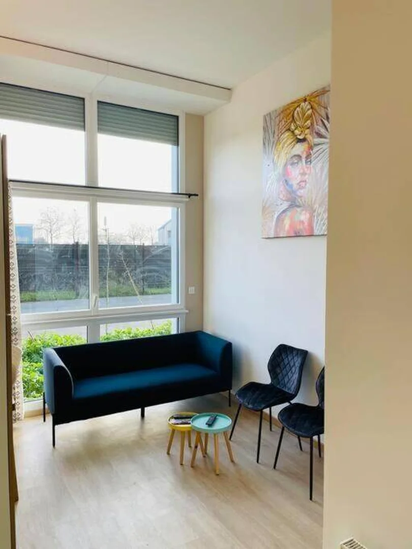'da ders çalışmak için mükemmel olan fonksiyonel öğrenci odası